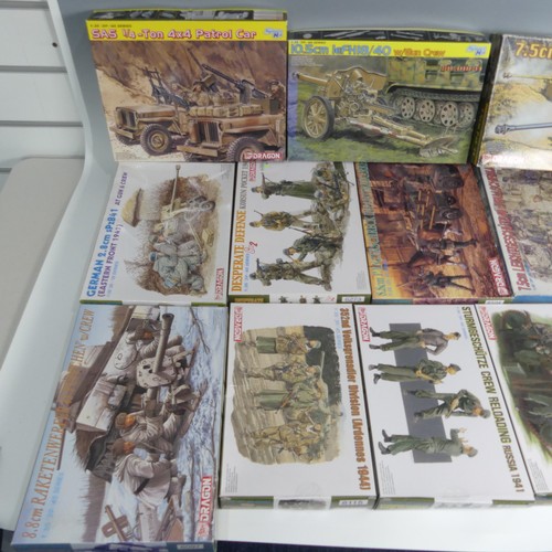 298 - A collection of forty-two Dragon 1:35 Scale Plastic Military Model Kits, guns and soldiers, includin... 