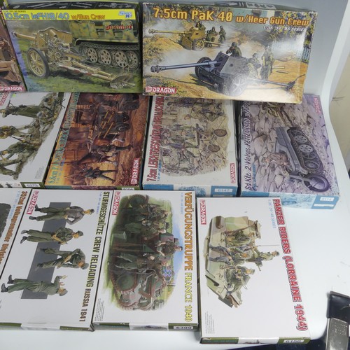 298 - A collection of forty-two Dragon 1:35 Scale Plastic Military Model Kits, guns and soldiers, includin... 