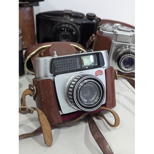 256 - Cameras: five various vintage cameras including a Zeiss Icon Contina 35mm camera with Prontor-SVS sh... 