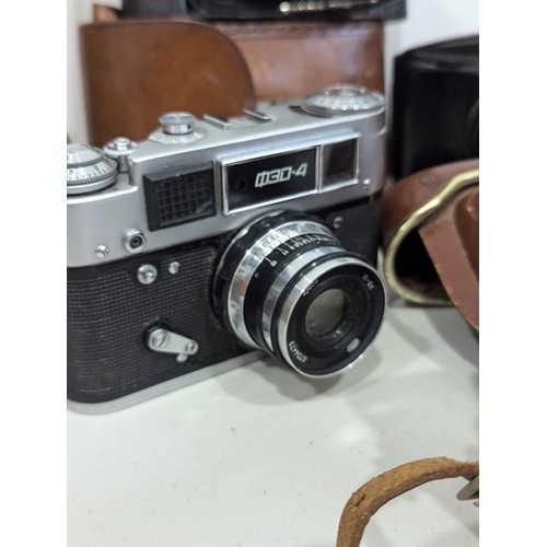 256 - Cameras: five various vintage cameras including a Zeiss Icon Contina 35mm camera with Prontor-SVS sh... 