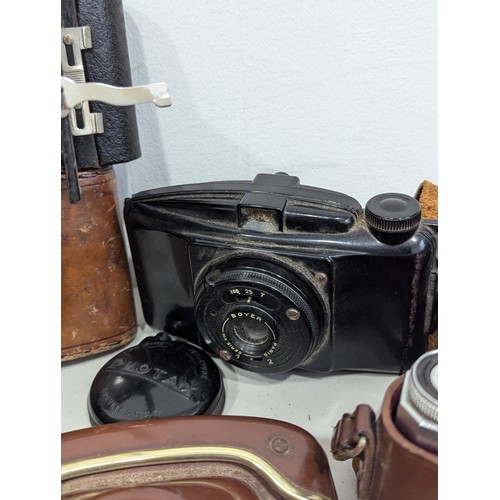 256 - Cameras: five various vintage cameras including a Zeiss Icon Contina 35mm camera with Prontor-SVS sh... 