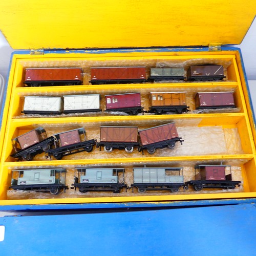 343 - Hornby Dublo 3-rail electric model railway, including 4-6-2 LMS 'Duchess of Athol' 6231 locomotive a... 