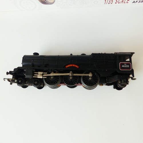 348 - A small quantity of Tri-ang Railways '00' gauge model railway, including R.50 4-6-2 