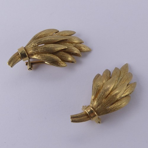 223 - A pair of vintage Italian 18ct yellow gold Ear Clips, textured stylised foliate design, 35mm long, 1... 