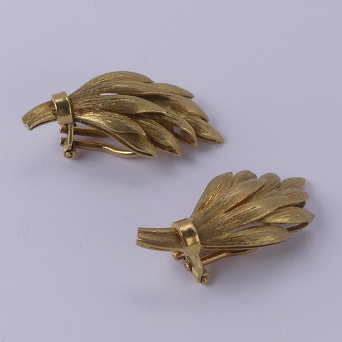 223 - A pair of vintage Italian 18ct yellow gold Ear Clips, textured stylised foliate design, 35mm long, 1... 