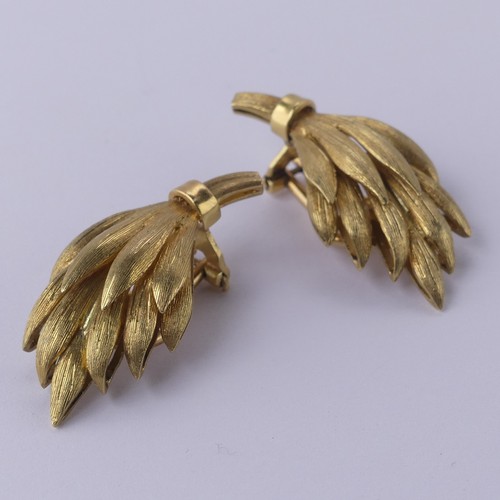 223 - A pair of vintage Italian 18ct yellow gold Ear Clips, textured stylised foliate design, 35mm long, 1... 