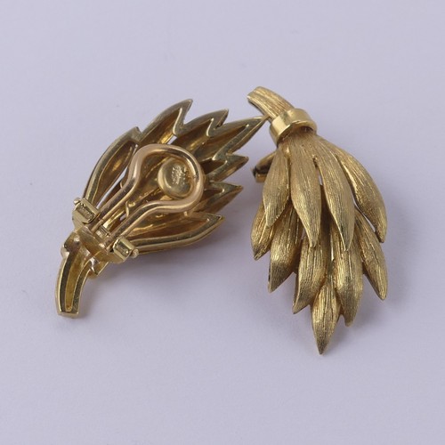 223 - A pair of vintage Italian 18ct yellow gold Ear Clips, textured stylised foliate design, 35mm long, 1... 