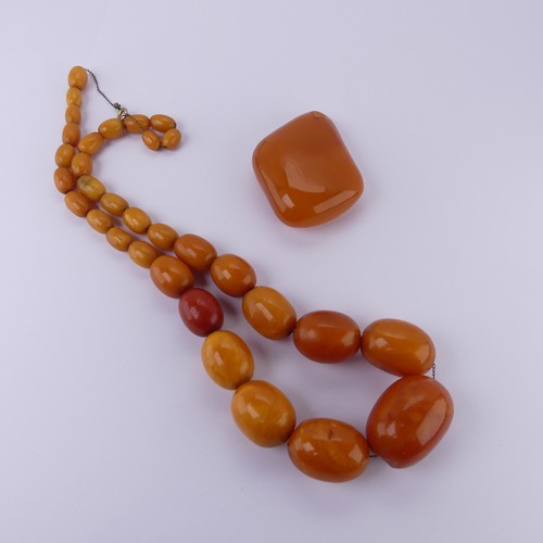 187 - A graduated amber bead Necklace, the 32 oval beads approx. 8.5mm - 29mm, on a replacement metal trac... 