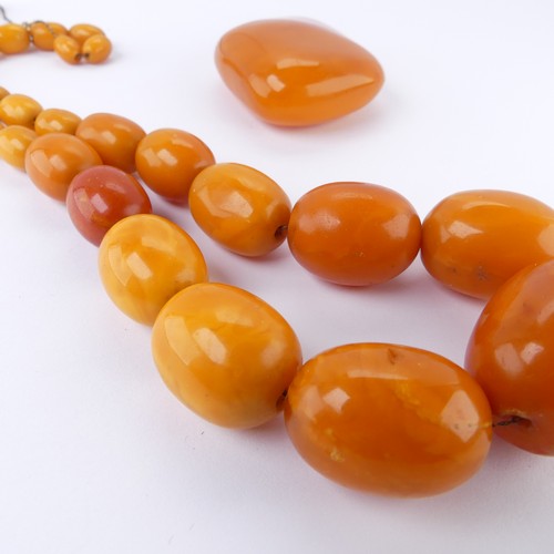 187 - A graduated amber bead Necklace, the 32 oval beads approx. 8.5mm - 29mm, on a replacement metal trac... 