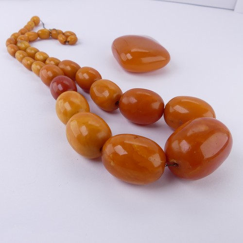 187 - A graduated amber bead Necklace, the 32 oval beads approx. 8.5mm - 29mm, on a replacement metal trac... 