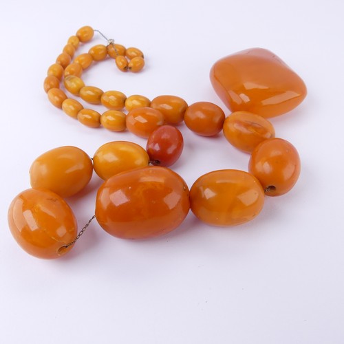 187 - A graduated amber bead Necklace, the 32 oval beads approx. 8.5mm - 29mm, on a replacement metal trac... 