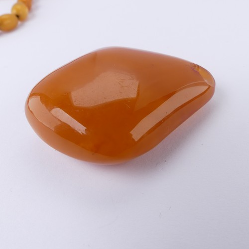 187 - A graduated amber bead Necklace, the 32 oval beads approx. 8.5mm - 29mm, on a replacement metal trac... 