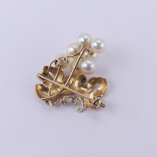 224 - A cultured pearl Brooch, in the form of a fruiting vine, mounted in 14ct yellow gold, 3cm long, 6.9g... 