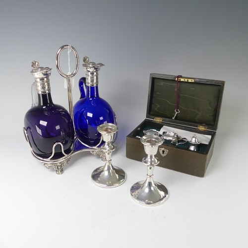 31 - A George V silver three piece Cruet Set, by E S Barnsley & Co., hallmarked Birmingham 1920, the ... 