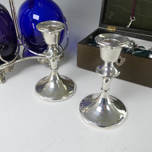 31 - A George V silver three piece Cruet Set, by E S Barnsley & Co., hallmarked Birmingham 1920, the ... 