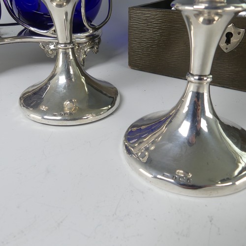 31 - A George V silver three piece Cruet Set, by E S Barnsley & Co., hallmarked Birmingham 1920, the ... 