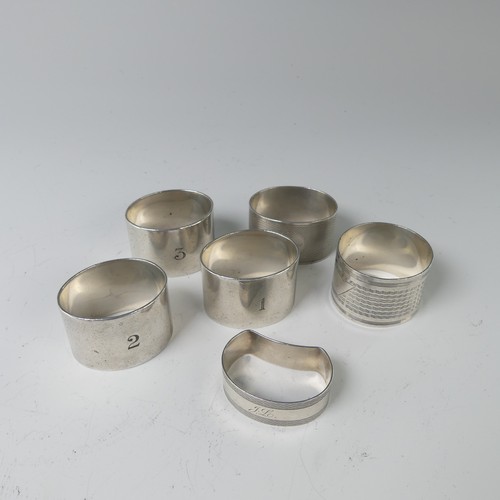 35 - A set of three George V silver Napkin Rings, by Martin Hall & Co Ltd., hallmarked Sheffield, 191... 