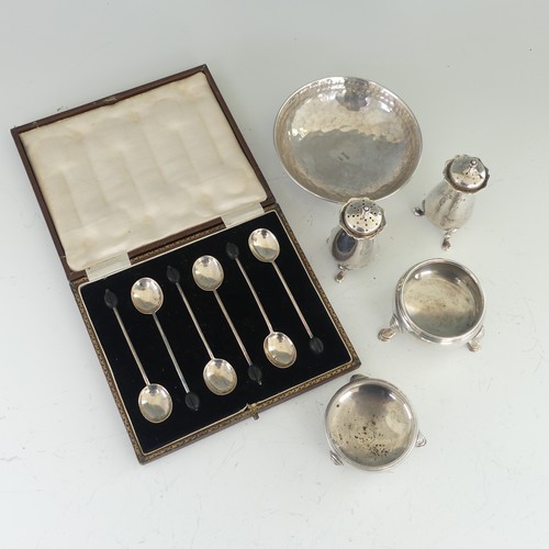 39 - A pair of Edwardian silver Pepperettes, by Lee & Wigfull, hallmarked Sheffield, 1901, together w... 