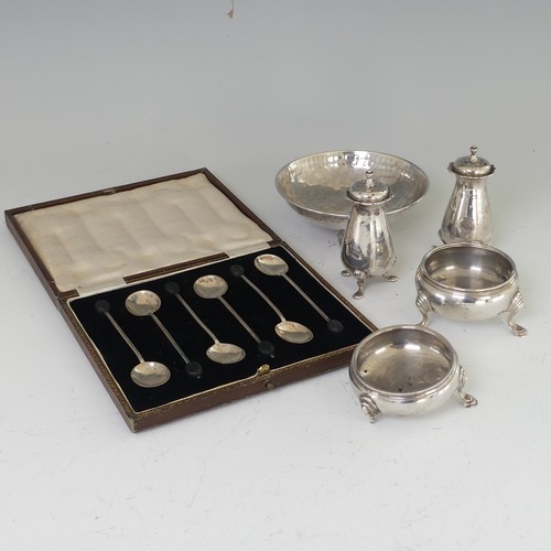 39 - A pair of Edwardian silver Pepperettes, by Lee & Wigfull, hallmarked Sheffield, 1901, together w... 