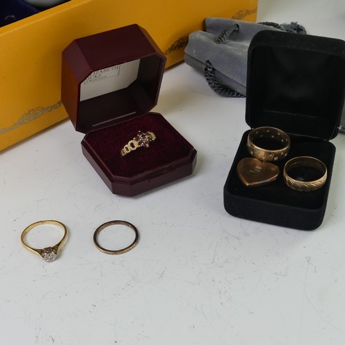 249 - A quantity of Jewellery and Costume Jewellery, including a narrow 22ct gold Band, 2.5g, an 18ct gold... 