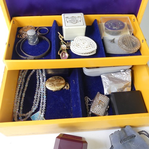 249 - A quantity of Jewellery and Costume Jewellery, including a narrow 22ct gold Band, 2.5g, an 18ct gold... 