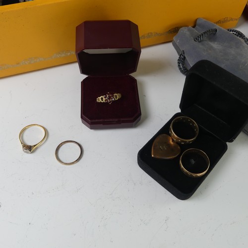 249 - A quantity of Jewellery and Costume Jewellery, including a narrow 22ct gold Band, 2.5g, an 18ct gold... 