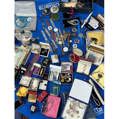 250 - A quantity of Costume Jewellery, including a silver gilt hinged bangle, gilt metal and bead necklace... 