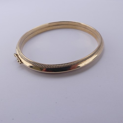 213 - A 9ct yellow gold hollow hinged Bracelet, with beaded edges, 6cm internal width, 7g.... 