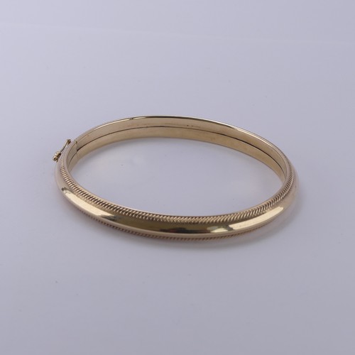 213 - A 9ct yellow gold hollow hinged Bracelet, with beaded edges, 6cm internal width, 7g.... 