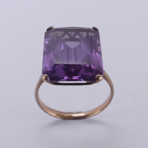 159 - A synthetic color change sapphire Ring, the emerald cut stone approx. 17.8mm long, mounted in unmark... 