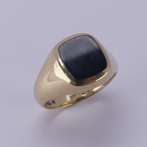 170 - A 9ct yellow gold gentleman's Signet Ring, the front with black onyx, Size Q, total weight 7g.... 