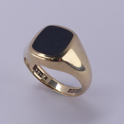 170 - A 9ct yellow gold gentleman's Signet Ring, the front with black onyx, Size Q, total weight 7g.... 