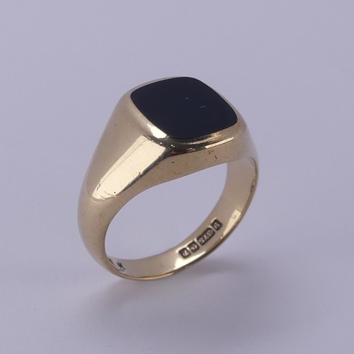 170 - A 9ct yellow gold gentleman's Signet Ring, the front with black onyx, Size Q, total weight 7g.... 