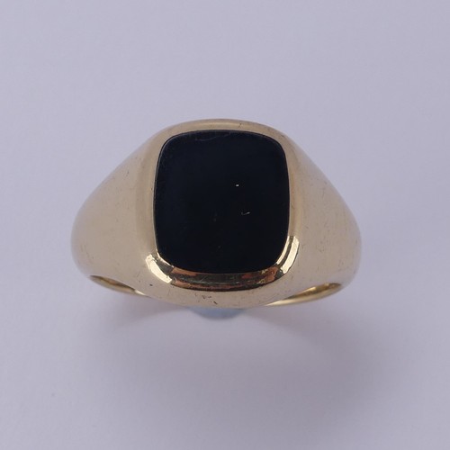 170 - A 9ct yellow gold gentleman's Signet Ring, the front with black onyx, Size Q, total weight 7g.... 