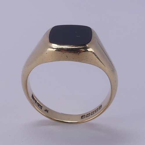 170 - A 9ct yellow gold gentleman's Signet Ring, the front with black onyx, Size Q, total weight 7g.... 