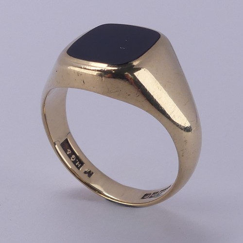 170 - A 9ct yellow gold gentleman's Signet Ring, the front with black onyx, Size Q, total weight 7g.... 