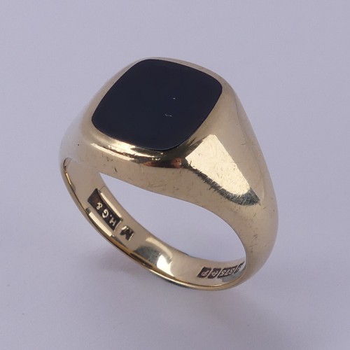 170 - A 9ct yellow gold gentleman's Signet Ring, the front with black onyx, Size Q, total weight 7g.... 