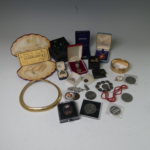 274 - A quantity of Jewellery and Costume Jewellery, including a pair of 9ct gold earrings set diamond poi... 