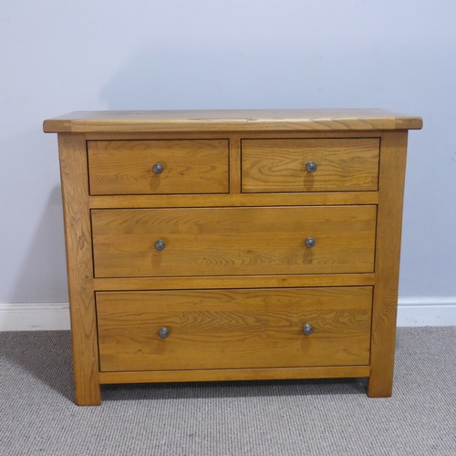 594 - A contemporary oak Chest of drawers, of small proportions, W 100.5 cm x H 83.5 cm x D 44 cm.... 