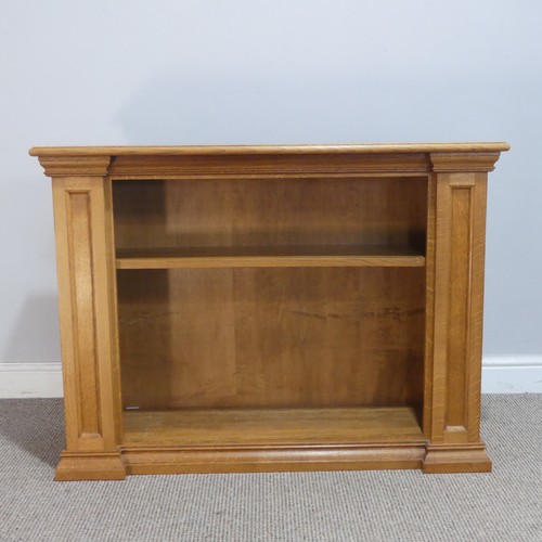 632 - A contemporary oak open Bookcase, of small proportions, W 102 cm x H 75 cm x D 33.5 cm.... 