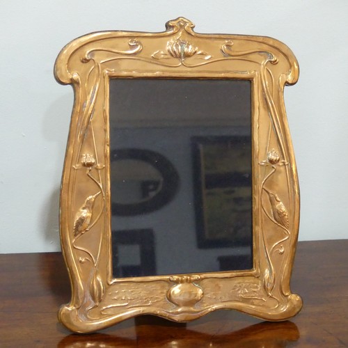 530 - An Arts & Crafts style copper photograph Frame, aperture 20cm x 15cm.