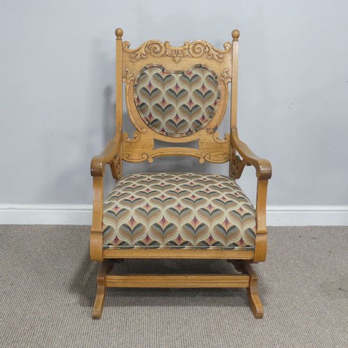 691 - An early 20th century American oak rocking Chair, W 63.5 cm x H 102.5 cm x D 67.5 cm.... 