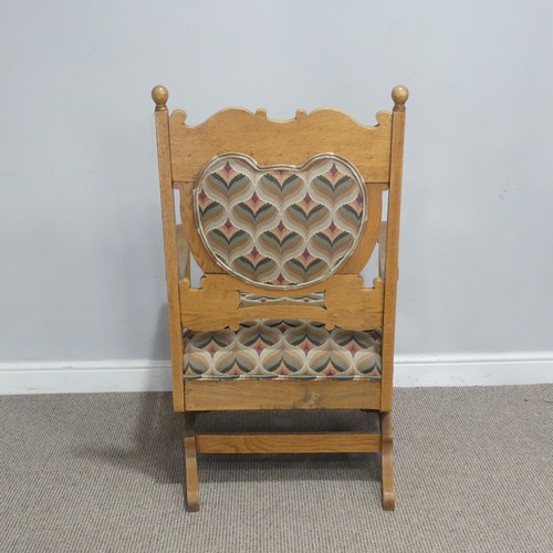 691 - An early 20th century American oak rocking Chair, W 63.5 cm x H 102.5 cm x D 67.5 cm.... 