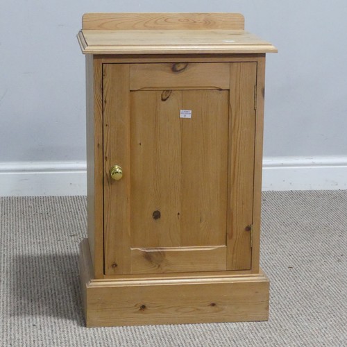 723 - A pine bedside pot Cupboard, W 40 cm x H 64 cm x D 33 cm.