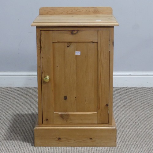 723 - A pine bedside pot Cupboard, W 40 cm x H 64 cm x D 33 cm.