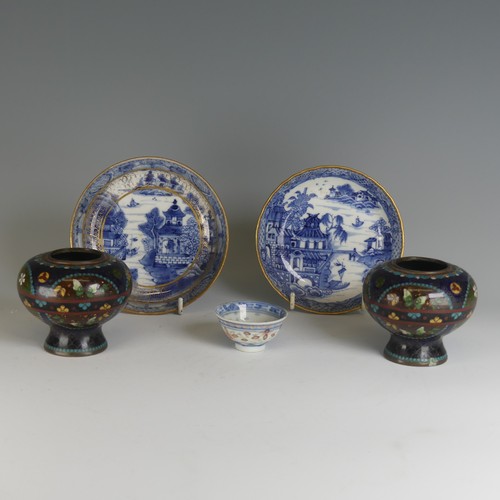 103 - An antique Chinese export porcelain blue and white Tea Plate, decorated in the willow pattern with o... 