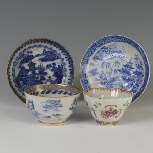 103 - An antique Chinese export porcelain blue and white Tea Plate, decorated in the willow pattern with o... 