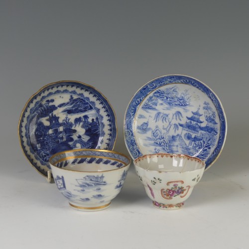 103 - An antique Chinese export porcelain blue and white Tea Plate, decorated in the willow pattern with o... 