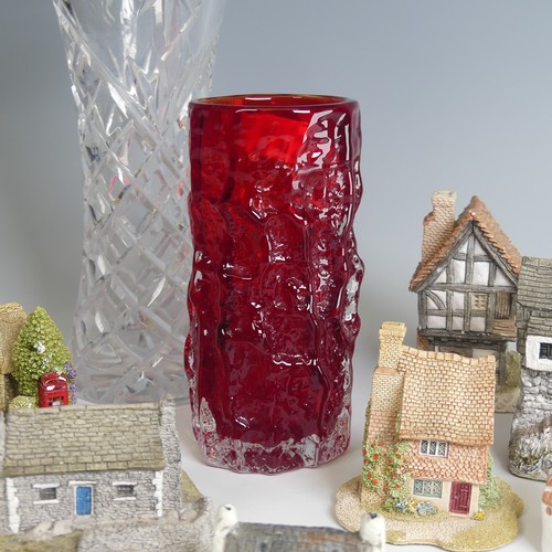 19 - A Geoffrey Baxter for Whitefriars Bark pattern glass Vase, in ruby red, H cm, together with a small ... 