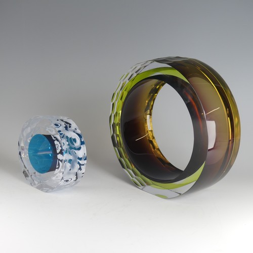 45 - Graeme Hawes (British contemporary) a 'Chestnut Slice' studio glass Sculpture, of circular form with... 